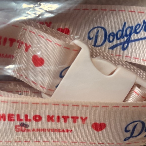 World Series Champion Dodgers💙 HelloKitty belt bag/crossbody New in sealed bag - Picture 3 of 8